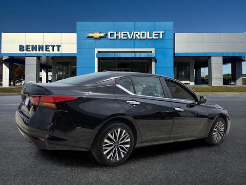 Super Black 2025 Nissan Altima SV