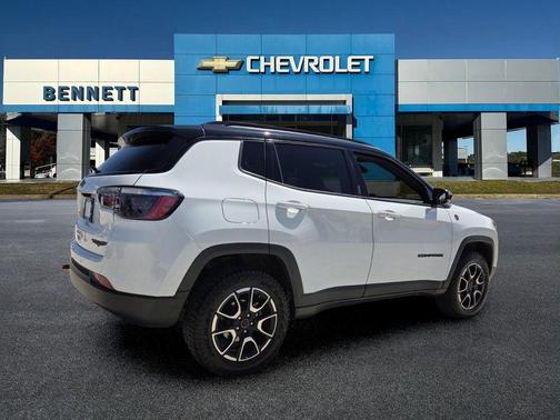 Bright White Clearcoat 2025 Jeep Compass Trailhawk