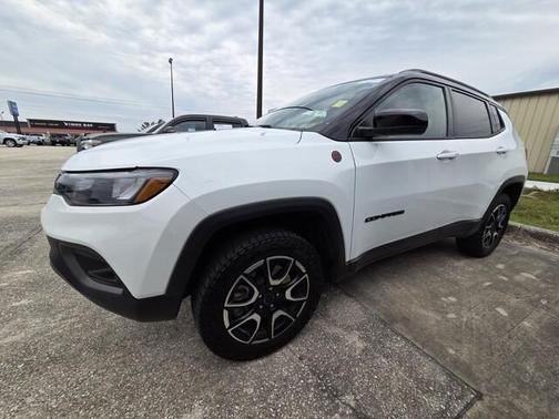 Bright White Clearcoat 2025 Jeep Compass Trailhawk