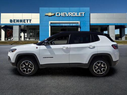 Bright White Clearcoat 2025 Jeep Compass Trailhawk