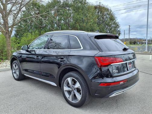 Brilliant Black 2023 Audi Q5 40 Premium