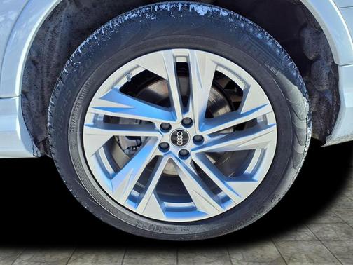 2023 Audi Q7 45 Premium