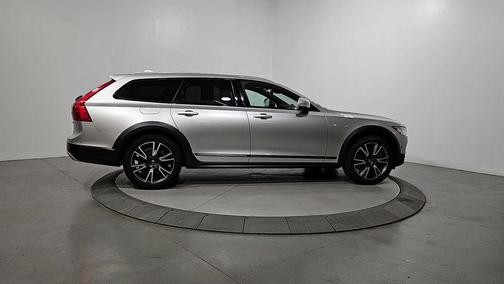 Bright Silver Metallic 2017 Volvo V90 Cross Country T6