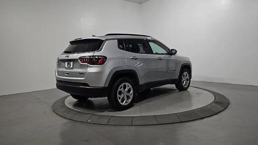 Silver Zynith Metallic Clearcoat 2024 Jeep Compass Latitude
