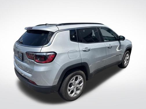 Silver Zynith 2024 Jeep Compass Latitude