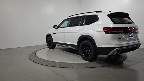 Opal White Pearl 2026 Volkswagen Atlas 2.0T Peak Edition