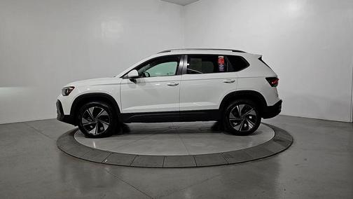 Pure White 2025 Volkswagen Taos 1.5T SE