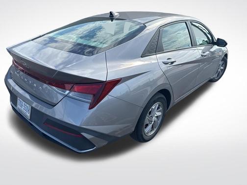 Metal 2024 Hyundai ELANTRA SE