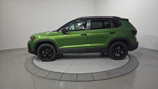 2025 Volkswagen Taos 1.5T SE Black