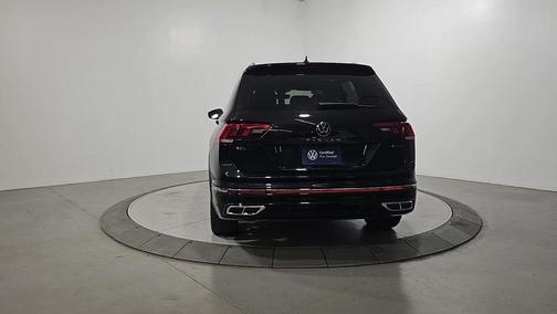 Deep Black Pearl Effect 2024 Volkswagen Tiguan 2.0T SEL R-Line