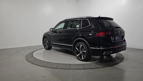 Deep Black Pearl Effect 2024 Volkswagen Tiguan 2.0T SEL R-Line
