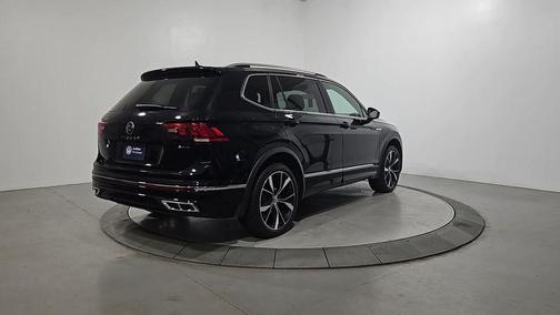 Deep Black Pearl Effect 2024 Volkswagen Tiguan 2.0T SEL R-Line