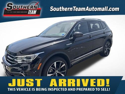 Deep Black Pearl Effect 2024 Volkswagen Tiguan 2.0T SEL R-Line