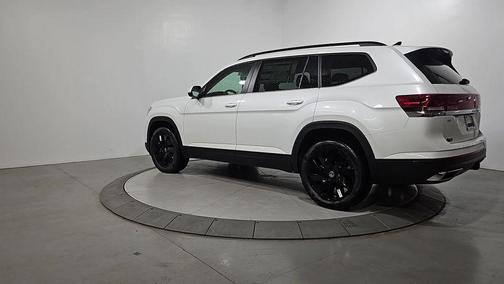 Opal White Pearl 2026 Volkswagen Atlas 2.0T SE W/TECHNOLOGY