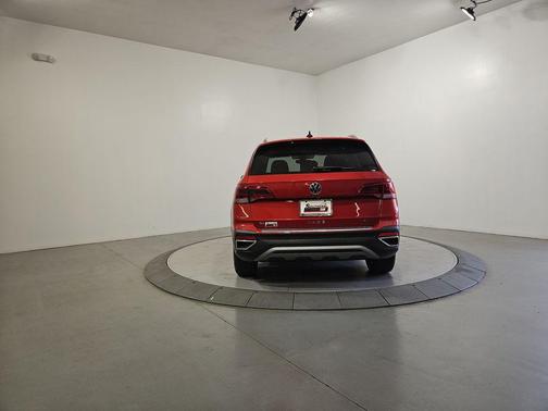 Kings Red 2023 Volkswagen Taos 1.5T SE
