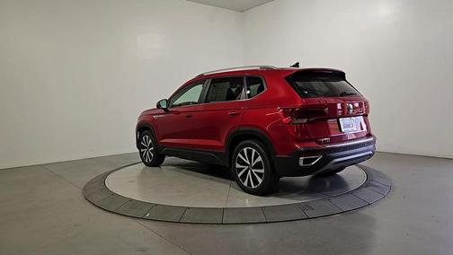 Kings Red 2023 Volkswagen Taos 1.5T SE