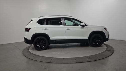 Pure White 2026 Volkswagen Taos 1.5T SE