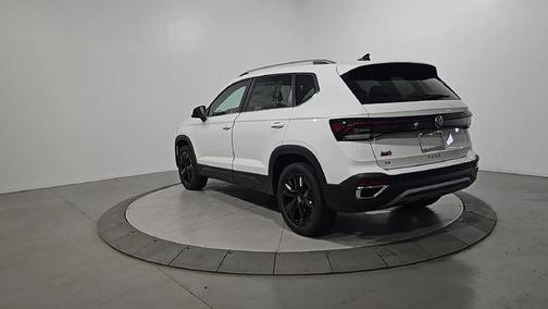 Pure White 2026 Volkswagen Taos 1.5T SE