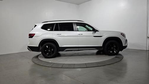Opal White Pearl 2026 Volkswagen Atlas 2.0T Peak Edition