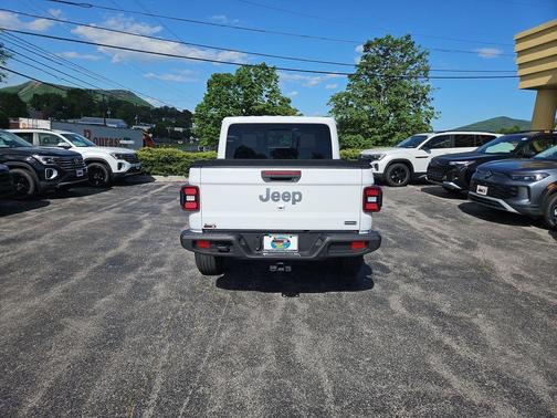 Bright White Clearcoat 2020 Jeep Gladiator Overland