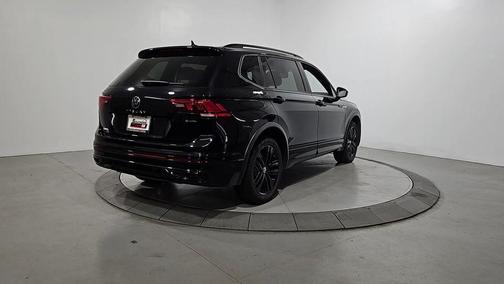 Deep Black Pearl Effect 2022 Volkswagen Tiguan 2.0T SE R-Line Black