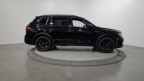 Deep Black Pearl Effect 2022 Volkswagen Tiguan 2.0T SE R-Line Black