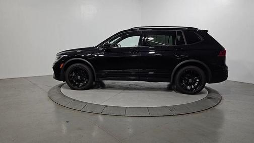 Deep Black Pearl Effect 2022 Volkswagen Tiguan 2.0T SE R-Line Black