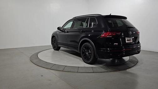 Deep Black Pearl Effect 2022 Volkswagen Tiguan 2.0T SE R-Line Black