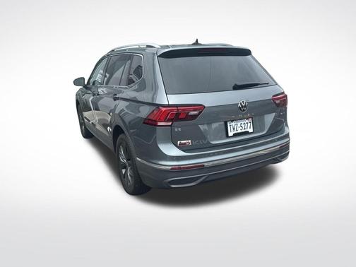 Platinum Gray Metallic 2022 Volkswagen Tiguan 2.0T SE