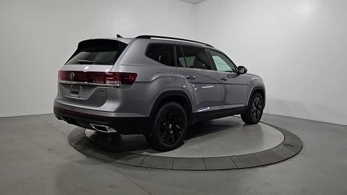 Silver Mist 2026 Volkswagen Atlas 2.0T SE w/Technology