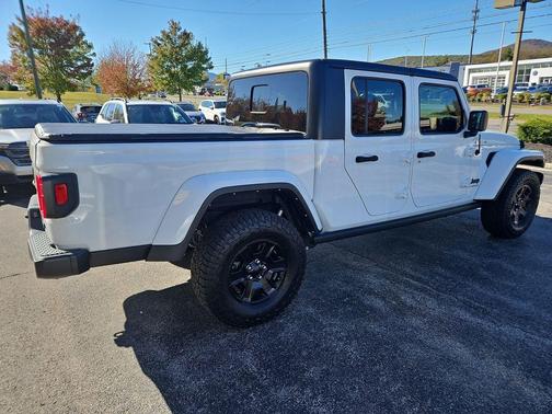 2022 Jeep Gladiator Sport
