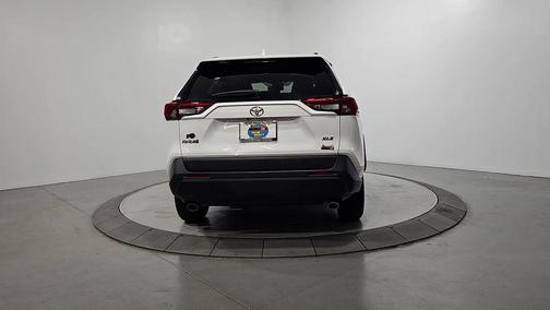 Ice 2023 Toyota RAV4 XLE
