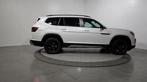 Opal White Pearl 2026 Volkswagen Atlas 2.0T Peak Edition