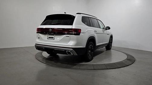 Opal White Pearl 2026 Volkswagen Atlas 2.0T Peak Edition