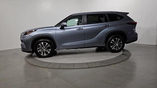 Moon Dust 2023 Toyota Highlander XLE