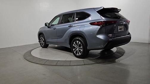 Moon Dust 2023 Toyota Highlander XLE