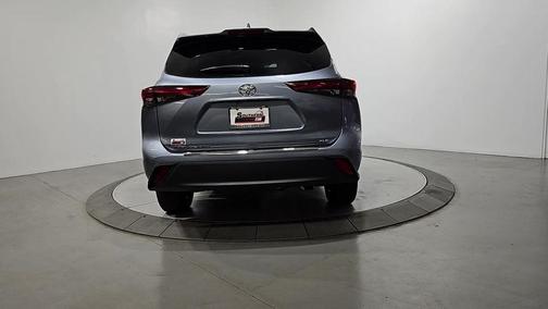 Moon Dust 2023 Toyota Highlander XLE