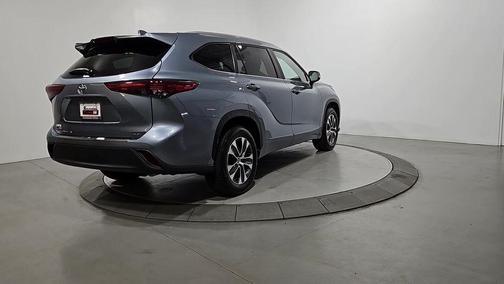 Moon Dust 2023 Toyota Highlander XLE