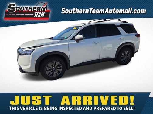 2022 Nissan Pathfinder SV