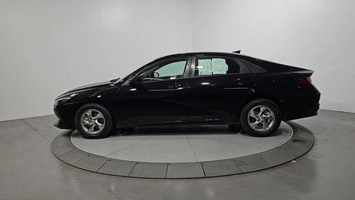 2023 Hyundai ELANTRA SE