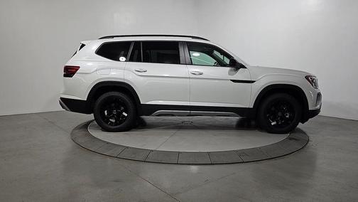 Opal White Pearl 2026 Volkswagen Atlas 2.0T Peak Edition