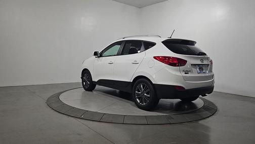 Winter White 2015 Hyundai TUCSON SE