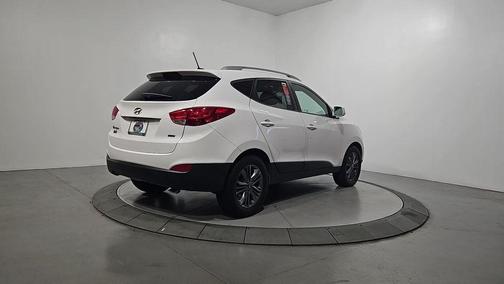 Winter White 2015 Hyundai TUCSON SE