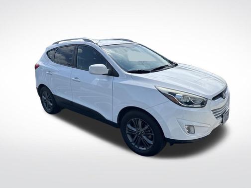 Winter White 2015 Hyundai TUCSON SE