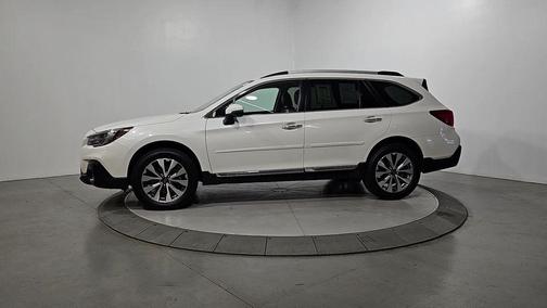 Crystal White Pearl 2019 Subaru Outback 2.5i Touring