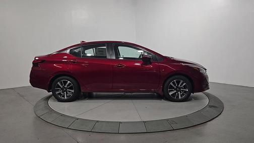 Scarlet Ember 2025 Nissan Versa 1.6 SV