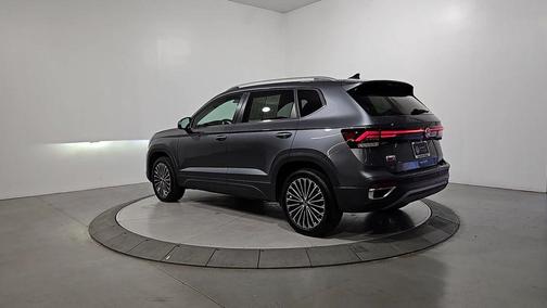Platinum Gray Metallic 2025 Volkswagen Taos 1.5T SE