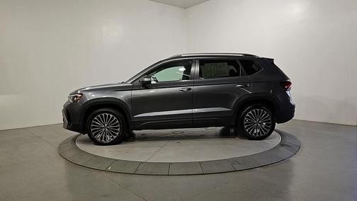 Platinum Gray Metallic 2025 Volkswagen Taos 1.5T SE