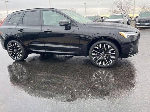 Onyx Black Metallic 2026 Volvo XC60 B5 Ultra