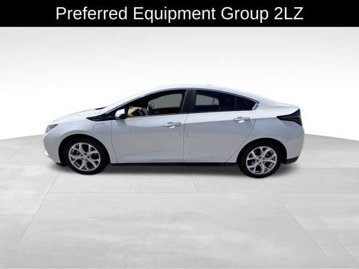 Iridescent Pearl Tricoat 2017 Chevrolet Volt Premier